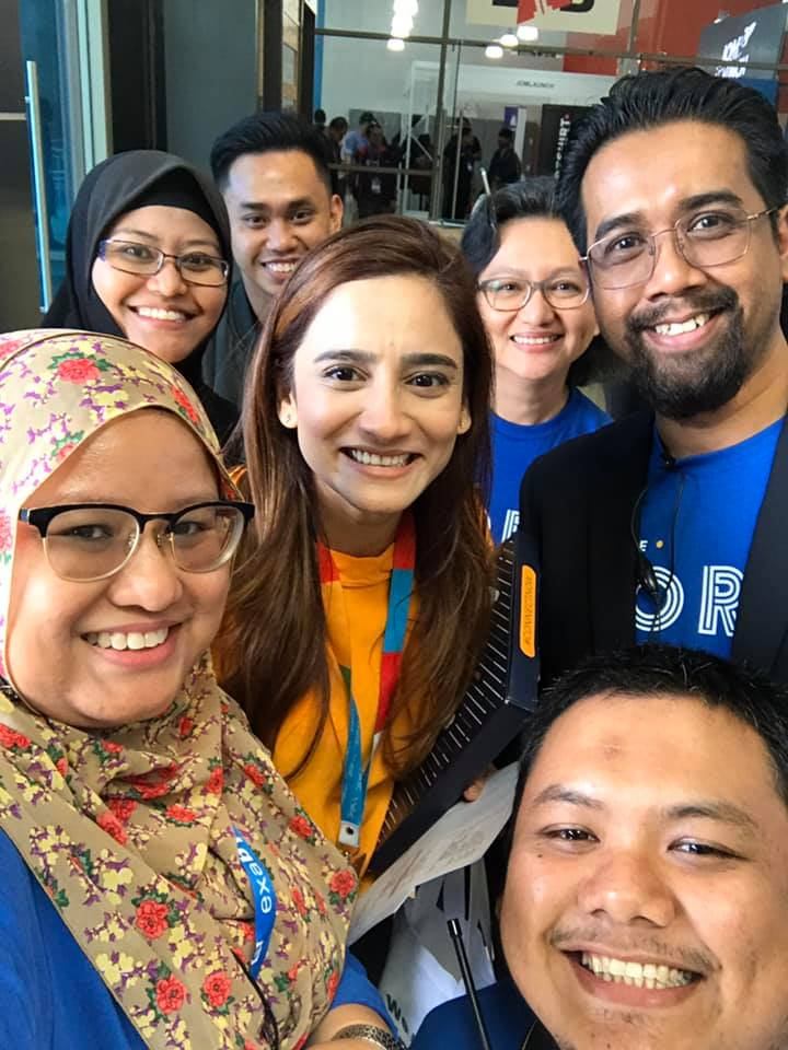 Swafoto bersama peserta komuniti di sebuah acara