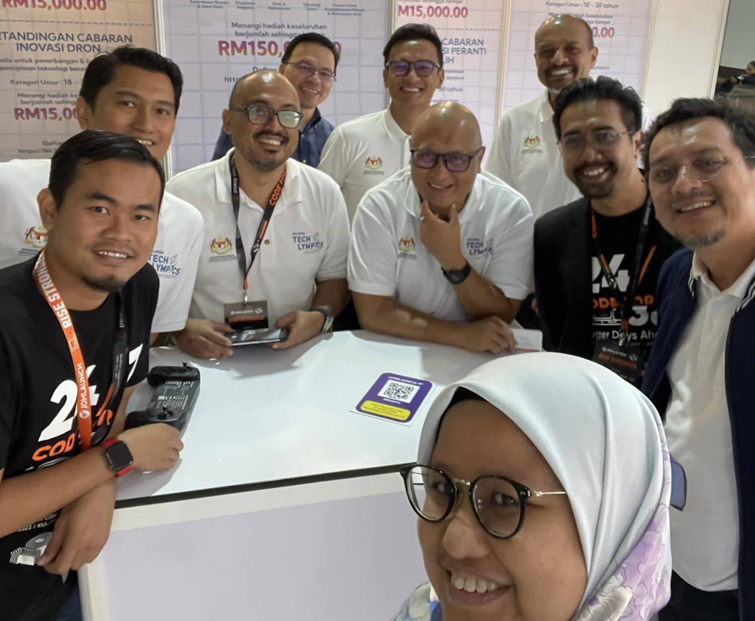 Berkumpul bersama pasukan Malaysia Techlympics di booth pameran
