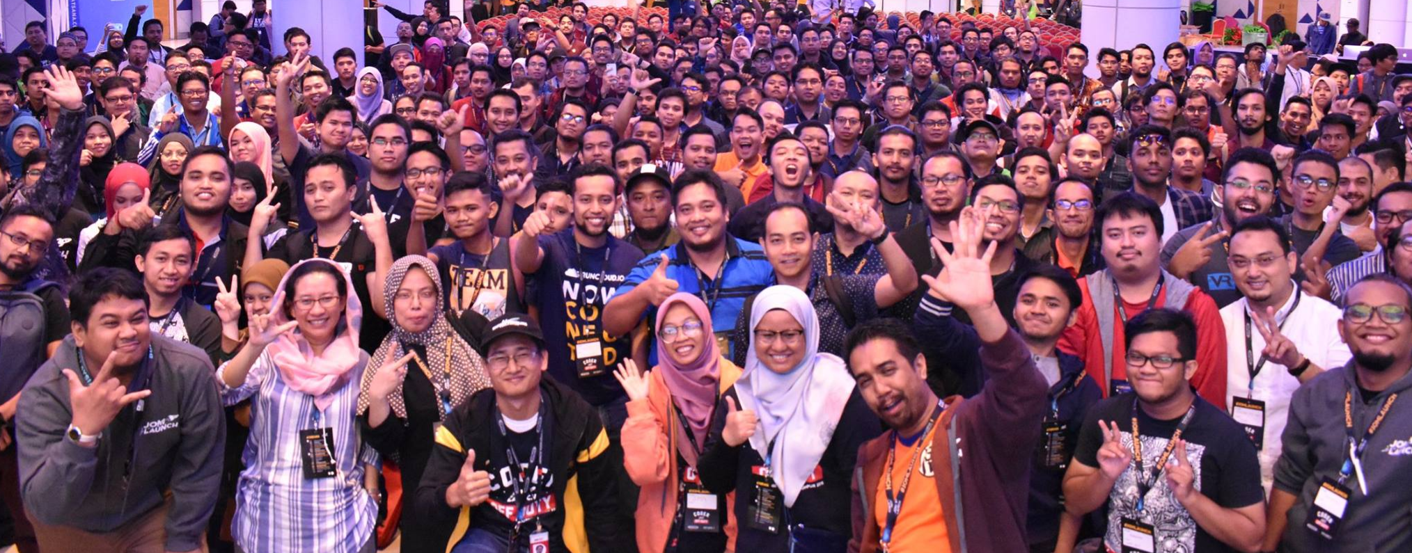 Gambar berkumpulan ratusan peserta developer di himpunan JomLaunch