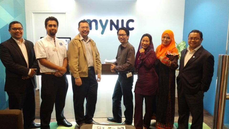 Bergambar bersama pasukan MYNIC di pejabat MYNIC